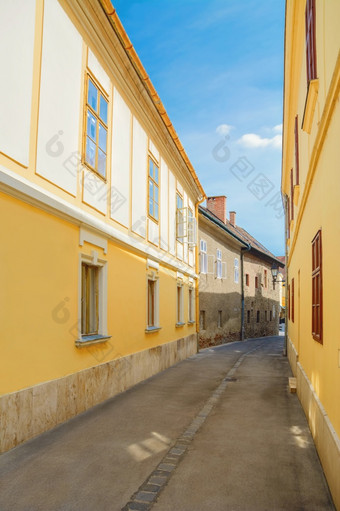 狭窄的街老城市塞克什白堡匈牙利狭窄的街
