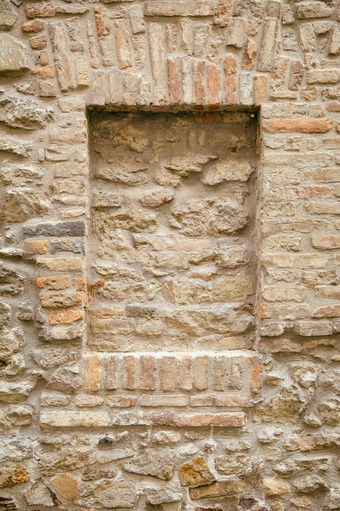 砖墙老房子与brick-encased窗口brick-encased窗口