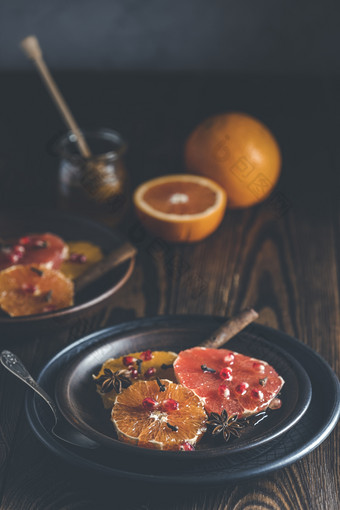 橙色甜点与酒蜂蜜枫木糖浆和姜香料装饰石榴浆果惊人的甜蜜的丰富的和新鲜的食物黑暗乡村背景复制空间为你文本