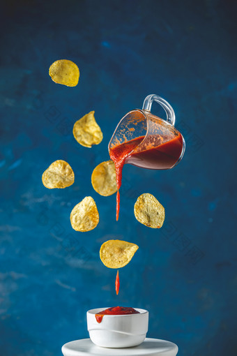 酱汁玻璃Jar和美味的土豆芯片下降成打击与番茄番茄酱冻的空气倒自制的自然罐头热番茄酱汁从小Jar白色陶瓷能颜色