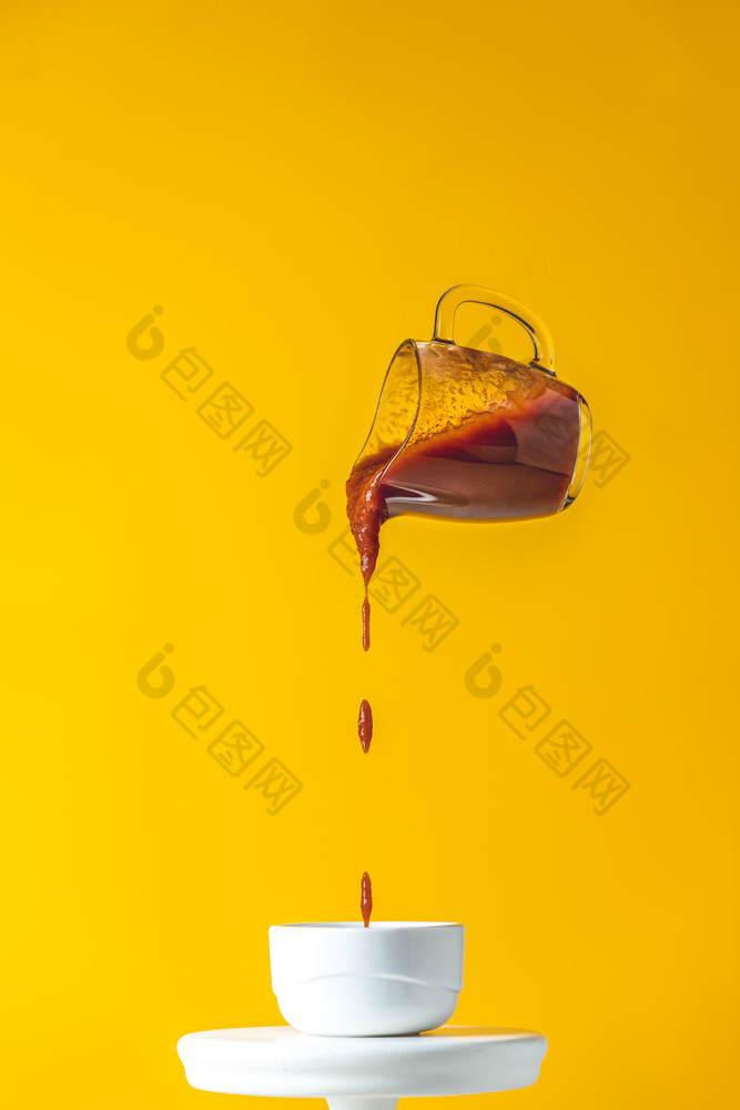 酱汁玻璃Jar冻的空气倒自制的Diy自然罐头热番茄酱汁从小Jar白色陶瓷能黄色的食物艺术背景