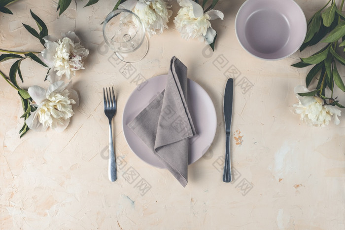 平躺作文与白色牡丹花空板与餐巾和餐具光粉红色的混凝土背景