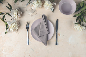 平躺作文与白色牡丹花空板与<strong>餐巾和餐具</strong>光粉红色的混凝土背景