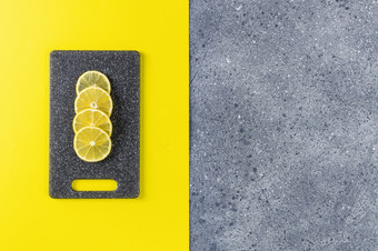 有创意的食物背景最终灰色的和照明趋势颜色柠檬和切割董事会灰色的和黄色的表格表面