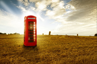 老式的传统的红色的电话<strong>展位</strong>公共付费电话站开放废弃的场晚上光