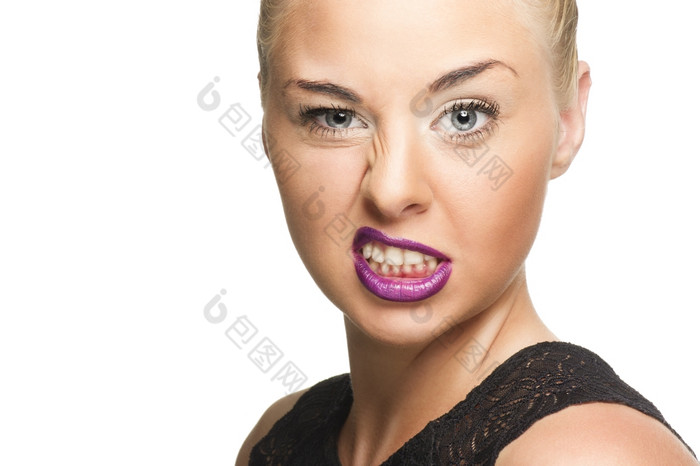 漂亮的女人紫罗兰色的嘴唇显示古怪的脸关闭漂亮的年轻的女人紫罗兰色的嘴唇显示古怪的脸而看的相机孤立的白色