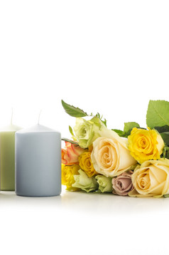 蜡烛与花束新鲜的色彩斑斓的玫瑰致敬而且纪念离开爱一个象征爱周年纪念日情人节一天垂直白色与copyspace