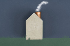 概念上的房子与滚滚烟发射从的烟囱描绘能源效率替代生态友好的燃料空气污染而且碳二氧化物发射与copyspace