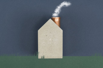 概念上的房子与滚滚烟<strong>发射</strong>从的烟囱描绘能源效率替代生态友好的燃料空气污染而且碳二氧化物<strong>发射</strong>与copyspace