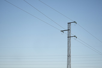 布线和连接元素电炮塔蓝色的天空背景