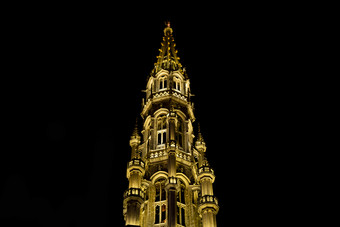 晚上照明建筑位于的大的地方的欧洲城市布鲁塞尔