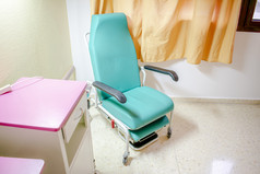 医院扶手椅可转换成床上位于医院房间陪住院病人
