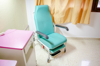 医院扶手椅可转换成床上位于医院房间陪<strong>住院病人</strong>