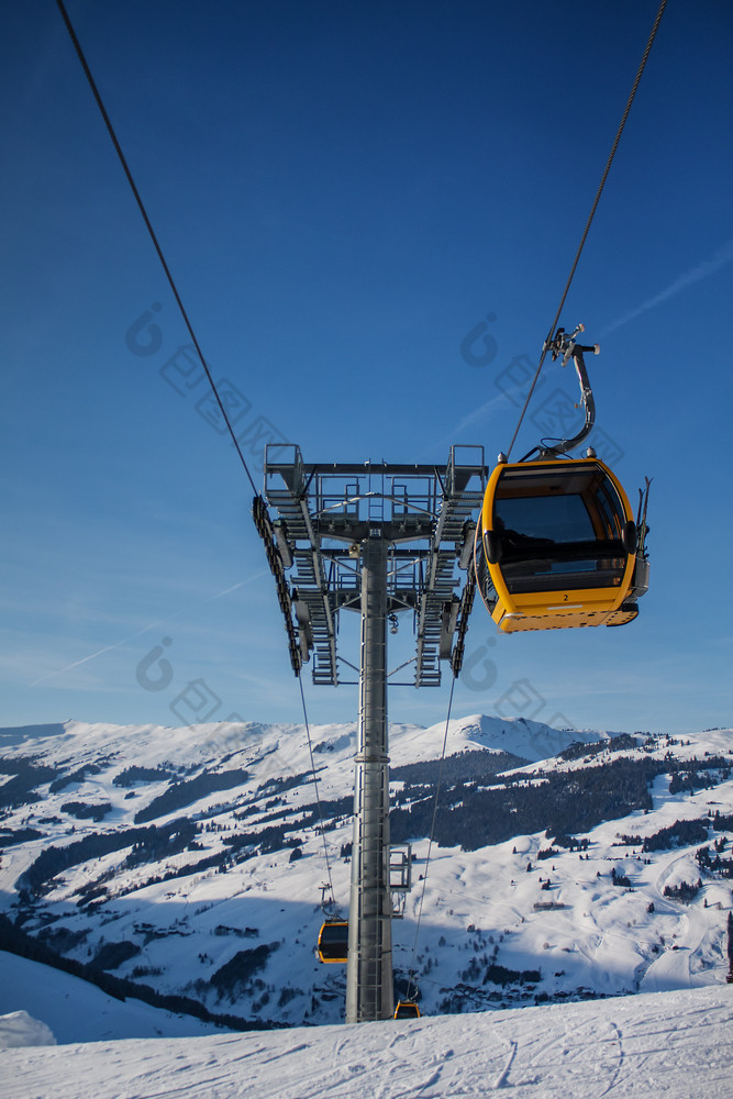 滑雪电梯展位滑雪度假胜地滑雪电梯的高冬天山滑雪电梯展位滑雪度假胜地