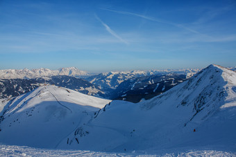 美丽的视图的雪山冬天体育运动全景的奥地利滑雪度假胜地奥地利美丽的视图的雪山冬天体育运动