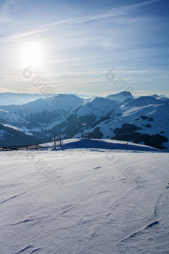 美丽的视图的雪山冬天体育运动全景的奥地利滑雪度假胜地奥地利美丽的视图的雪山冬天体育运动