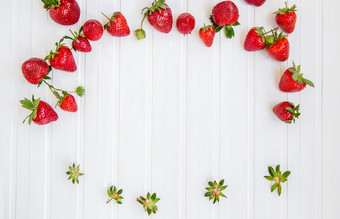 成熟的红色的<strong>草莓</strong>分散白色木表格背景与<strong>草莓</strong>的地方为文本成熟的红色的<strong>草莓</strong>分散白色木表格背景与<strong>草莓</strong>