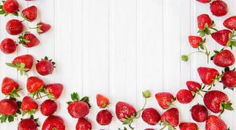 成熟的红色的草莓<strong>分散</strong>白色木表格背景与草莓的地方为文本成熟的红色的草莓<strong>分散</strong>白色木表格背景与草莓