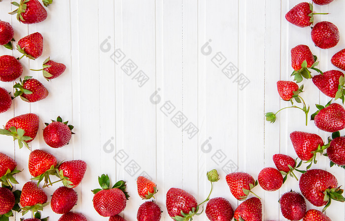 成熟的红色的草莓分散白色木表格背景与草莓的地方为文本成熟的红色的草莓分散白色木表格背景与草莓
