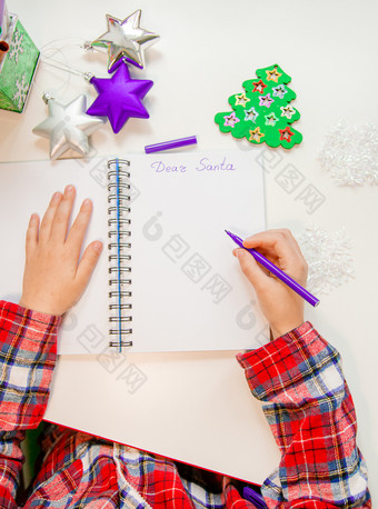 亲爱的圣诞老人信圣诞节卡孩子持有笔写白色表木背景与新一年rsquo装饰童年梦想关于礼物新一年概念亲爱的圣诞老人信圣诞节卡孩子持有笔写白色表