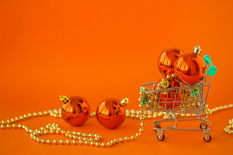 礼物圣诞节球微型电车和装饰橙色背景圣诞节和新一年出售圣诞节在线商店礼物圣诞节球微型电车和装饰橙色背景圣诞节和新一年出售