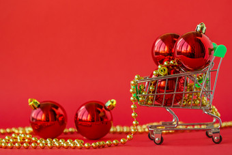 礼物<strong>圣诞节</strong>球微型电车和装饰红色的背景<strong>圣诞节</strong>和新一年出售<strong>圣诞节</strong>在线商店礼物<strong>圣诞节</strong>球微型电车和装饰红色的背景<strong>圣诞节</strong>和新一年出售