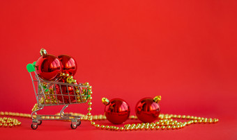 礼物<strong>圣诞节</strong>球微型电车和装饰红色的<strong>背景圣诞节</strong>和新一年出售<strong>圣诞节</strong>在线商店礼物<strong>圣诞节</strong>球微型电车和装饰红色的<strong>背景圣诞节</strong>和新一年出售