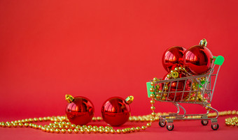 礼物圣诞节球微型电车和装饰红色的背景圣诞节和新一年出售圣诞节在线商店礼物圣诞节球微型电车和装饰红色的背景圣诞节和新一年出售