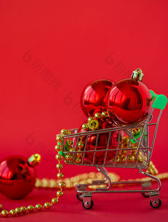 礼物圣诞节球微型电车和装饰红色的背景圣诞节和新一年出售圣诞节在线商店礼物圣诞节球微型电车和装饰红色的背景圣诞节和新一年出售