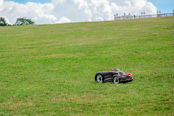 机器人草坪上割草机草一边视图花园现代远程技术<strong>特写镜头</strong>草坪上割草机场机器人草坪上割草机草一边视图花园现代远程技术