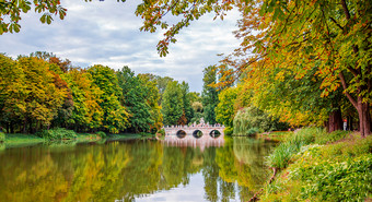 桥的公园的湖皇家宫的水lazienki公园华沙旅游的地方华沙湖视图秋天桥的公园的湖皇家宫的水lazienki公园华沙湖视图秋天