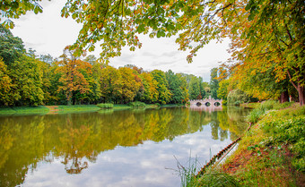 桥的公园的湖皇家宫的水lazienki公园华沙旅游的地方华沙湖视图秋天桥的公园的湖皇家宫的水lazienki公园华沙湖视图秋天