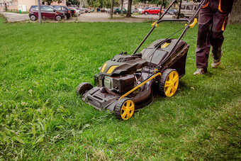 特写镜头<strong>草坪</strong>上割草机场的工人割的草的网站在乎为的花园使用汽油<strong>草坪</strong>上割草机的工人割的草的网站在乎为的花园使用汽油<strong>草坪</strong>上割草机