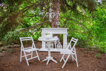白色<strong>户外</strong>花园家具两个木<strong>椅</strong>子和表格的后院与花和茶设备两个木<strong>椅</strong>子和表格的后院与花和茶设备