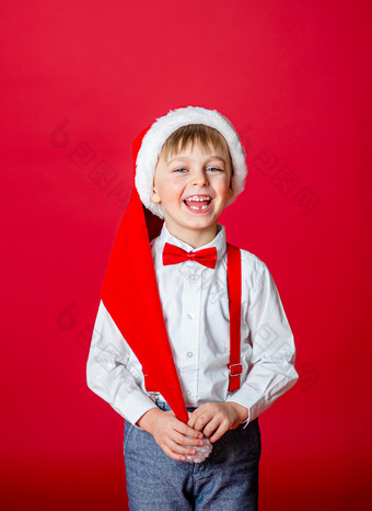 快乐圣诞节可爱的快乐的小男孩圣诞老人老人他红色的背景快乐童年与梦想和礼物特写镜头婴儿开放口牛奶牙下降了出快乐圣诞节可爱的快乐的小男孩圣诞老人老人他红色的背景