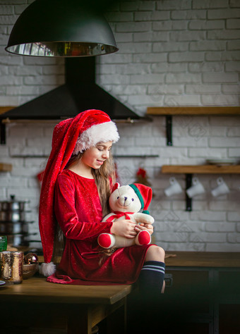 快乐圣诞节可爱的小女孩圣诞老人他持有<strong>泰迪熊</strong>坐着的厨房等待为的假期时间奇迹和实现欲望快乐圣诞节可爱的小女孩圣诞老人他持有<strong>泰迪熊</strong>坐着的厨房等待为的假期