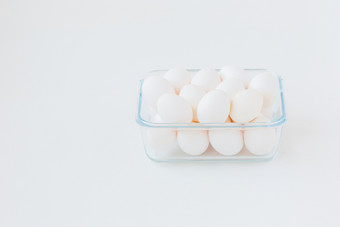 很多白色鸡蛋玻璃碗在烹饪的厨房的成分很多白色鸡蛋玻璃碗