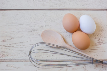 成分为烹饪<strong>鸡蛋</strong>和厨房工具木表格前视图食谱与三个<strong>鸡蛋</strong>成分为烹饪<strong>鸡蛋</strong>和厨房工具木表格前视图