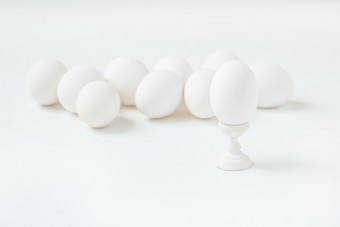 白色煮熟的鸡蛋木模具白色背景准备为的复活节假期白色煮熟的鸡蛋木模具白色背景
