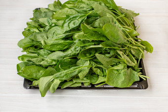 菠菜叶子木白色表格有营养的和健康的蔬菜绿色菠菜叶子木白色表格