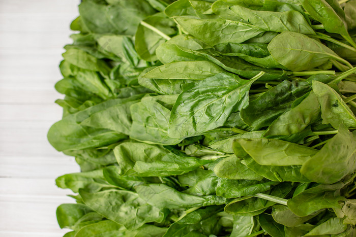 菠菜叶子木白色表格有营养的和健康的蔬菜绿色菠菜叶子木白色表格