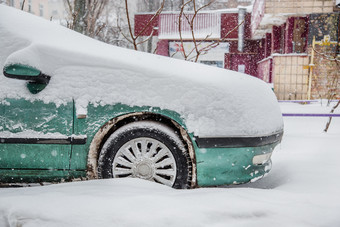 车辆覆盖与<strong>雪冬天</strong>暴<strong>雪</strong>的停车很多白<strong>雪</strong>覆盖的道路和街道的城市车辆覆盖与<strong>雪冬天</strong>暴<strong>雪</strong>的停车很多
