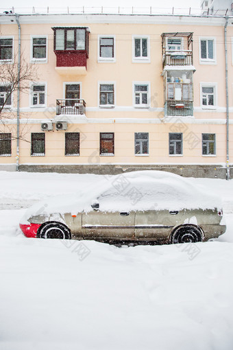 车辆覆盖与雪冬天暴雪的停车很多白雪覆盖的道路和街道的城市车辆覆盖与雪冬天暴雪的停车很多