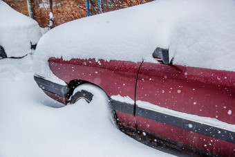 <strong>车辆</strong>覆盖与雪冬天暴雪的停车很多白雪覆盖的道路和街道的城市<strong>车辆</strong>覆盖与雪冬天暴雪的停车很多