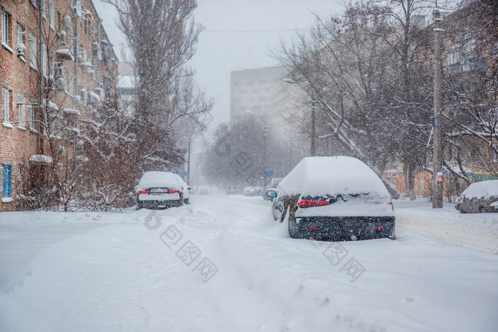 车辆覆盖与雪冬天暴雪的停车很多白雪覆盖的道路和街道的城市车辆覆盖与雪冬天暴雪的停车很多