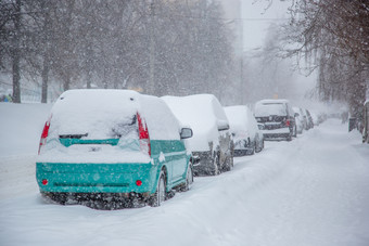 车辆覆盖与<strong>雪</strong>冬天<strong>暴雪</strong>的停车很多白<strong>雪</strong>覆盖的道路和街道的城市车辆覆盖与<strong>雪</strong>冬天<strong>暴雪</strong>的停车很多