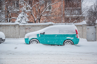 车辆覆盖与雪冬天暴雪的停车很多白雪覆盖的道路和街道的城市车辆覆盖与雪冬天暴雪的停车很多