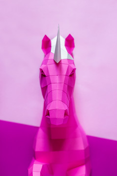 头独角兽纸粉红色的和蓝色的背景几何柔和的颜色头独角兽纸粉红色的和蓝色的背景