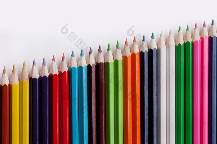 彩色的铅笔行彩色的铅笔