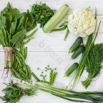 作文白色背景绿色有机素食者产品绿色多叶的蔬菜豆子西葫芦大蒜洋葱黄瓜辣椒菠菜视图从以上绿色食物作文黑暗背景绿色有机素食者产品